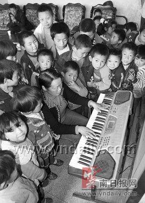 缺少教学条件 没有专职教师 山区孩子渴望音乐课