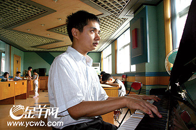 从来没用过粉笔的老师——记广州市盲人学校音乐老师陈池林(图)