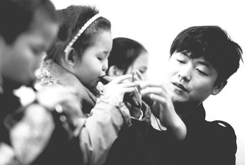 武汉音乐学院青年教师 义务教60多名盲童乐器课